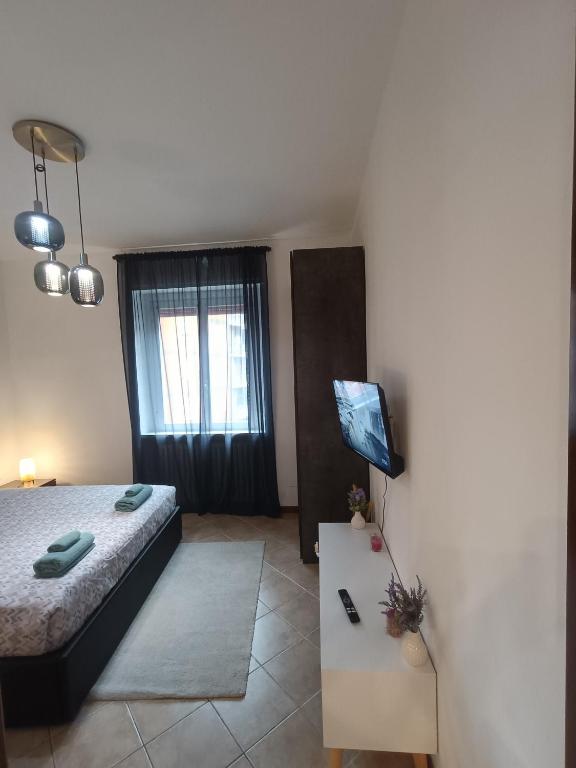 Central Milano 2-Room Apartment with Balcony