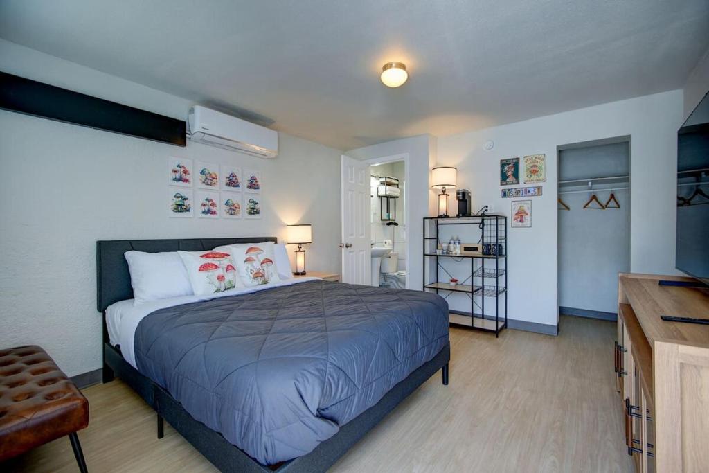 een slaapkamer met een groot bed en een televisie bij The Organic at PWC in Hot Springs