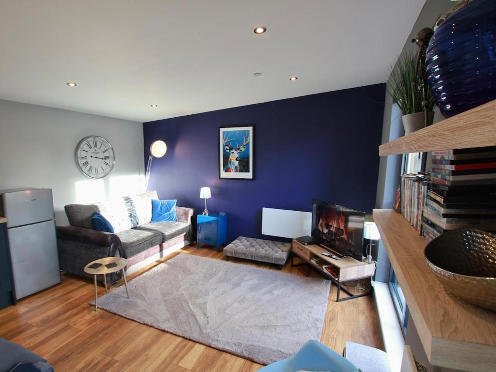 a living room with a couch and a clock on the wall at Narrowgate Castle Ocean Blue Lodge Central Alnwick Inc Sofa Bed in Alnwick