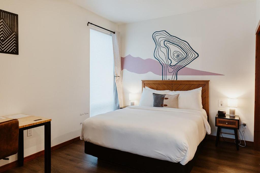 Postel nebo postele na pokoji v ubytování Blacktail Mountain Suites Close to Logan Health