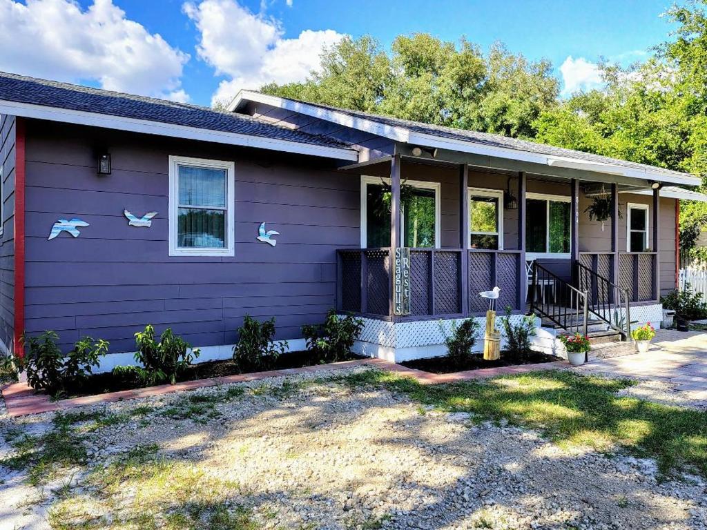 a purple house with birds painted on it at Seagull`s Rest in Navarre