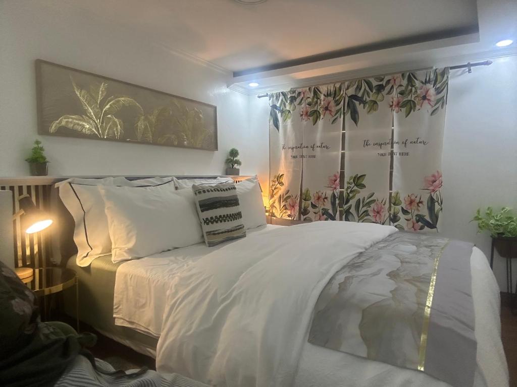 Giường trong phòng chung tại MisyEdz Homes Clark Dau Good for 2 Loft