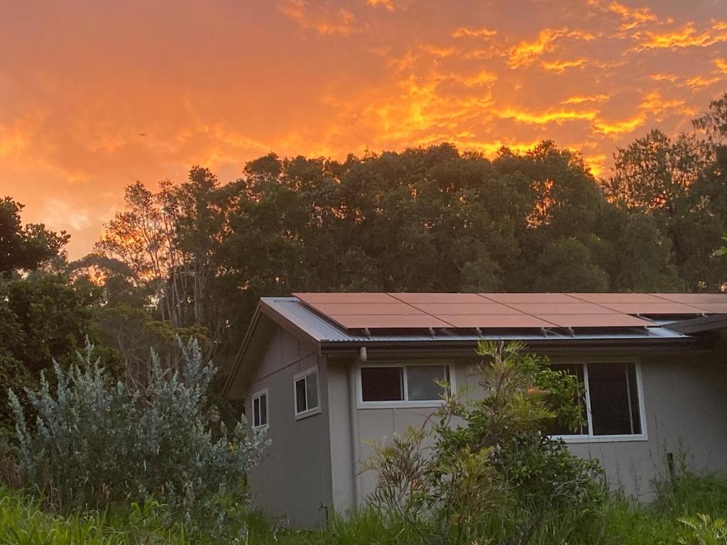 una casa con un pannello solare sul tetto al tramonto di Coastal Escape a Kempsey