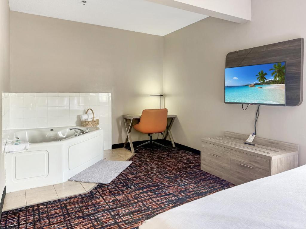 Reston Inn & Suites - Suite Met Kingsize Bed En Spabad