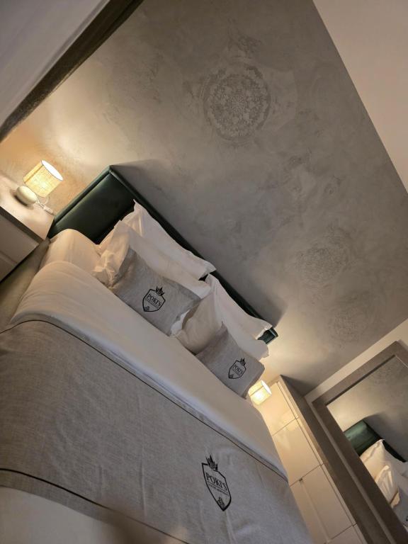 een slaapkamer met een bed en een spiegel bij Poki's Luxury Apartmens in Kosovo Polje