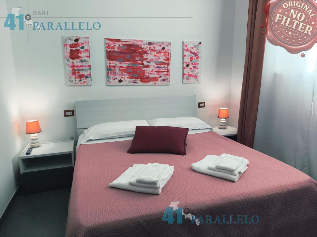 une chambre avec un lit avec deux serviettes dessus dans l'établissement 41 Parallelo - Comfort rooms, à Bari