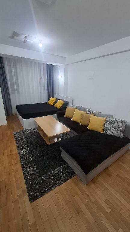 un soggiorno con un divano e un tavolino da caffè di Romansa Apartment a Skopje