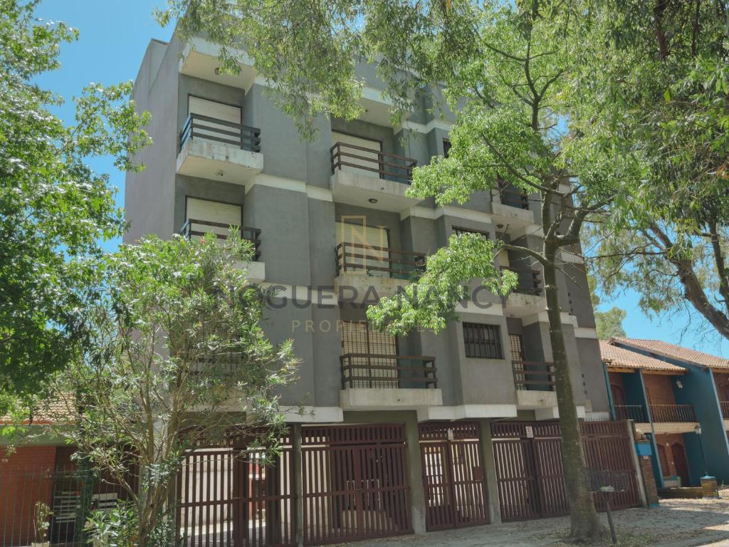 ein Mehrfamilienhaus mit Bäumen davor in der Unterkunft Urquiza 263 P4 SB in San Bernardo