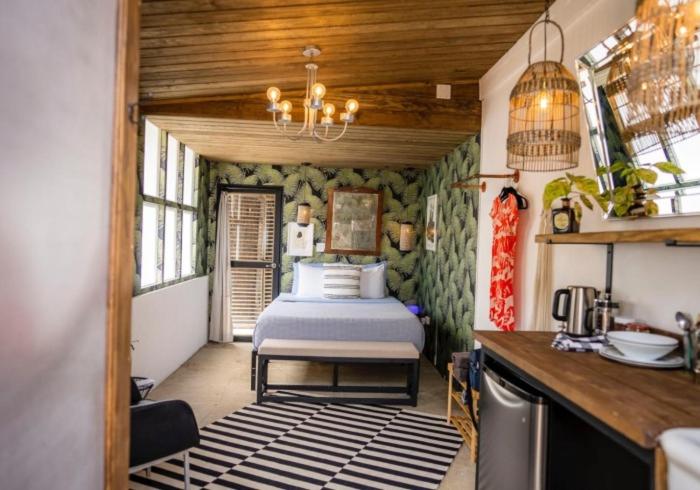 una camera con letto in una stanza con cucina di Casa Botanica Hotel a San Juan