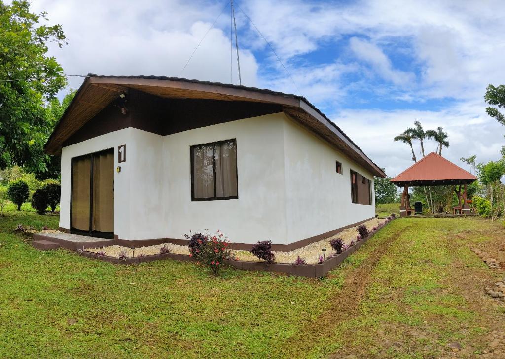 una piccola casa bianca con tetto nero di Hills Villa Rio Celeste a Rio Celeste