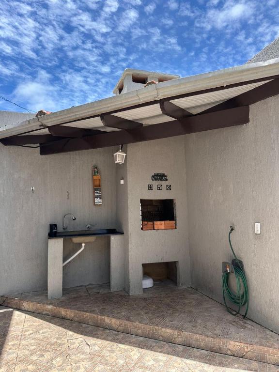 a building with a bathroom with a sink and a roof at Apartamento Amplo em Tramandaí in Tramandaí
