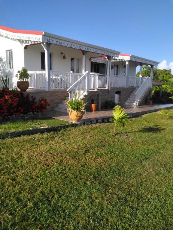 una casa con scale e piante in vaso nel cortile di Les gites de Saint Michel - Purple a Grand-Bourg