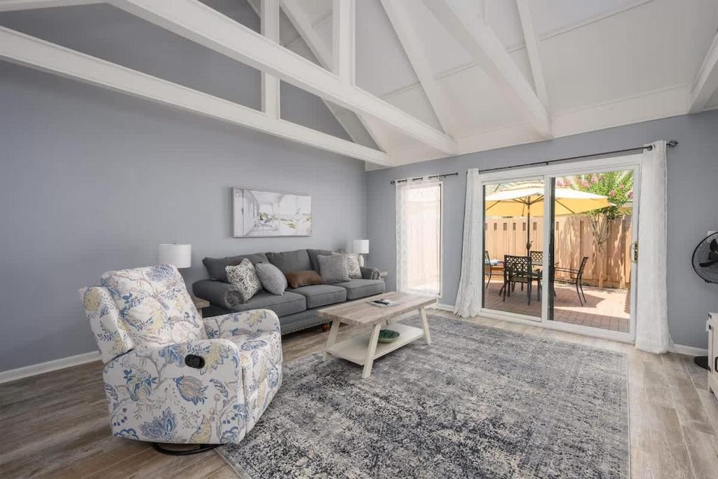een woonkamer met een bank en een tafel bij Queens Grant Unit 751 in Hilton Head Island