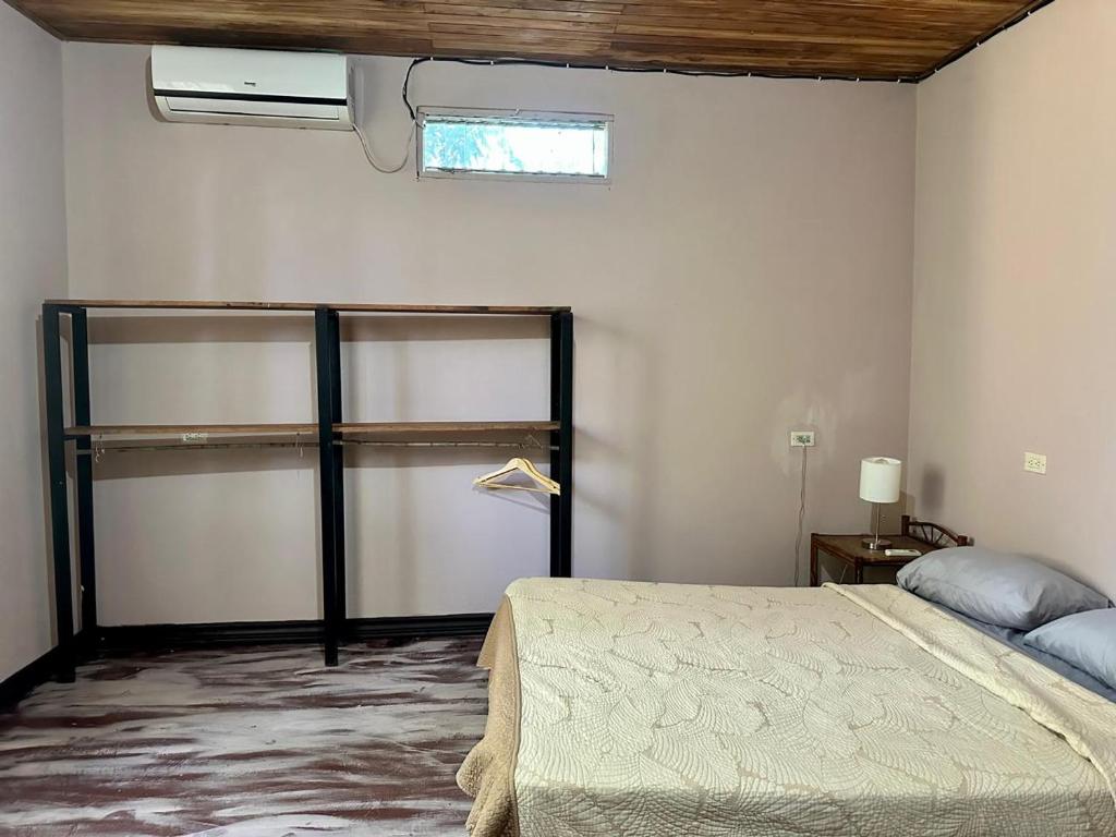 een slaapkamer met een bed en een raam bij PachaMama Bio in Tamarindo