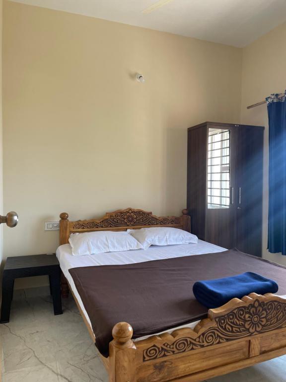 En eller flere senge i et værelse på Shriyaamvitha Homestays