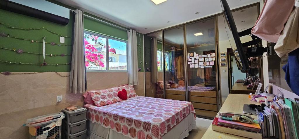 een kleine kamer met een bed en een raam bij Casa Ponta de Campina in Cabedelo