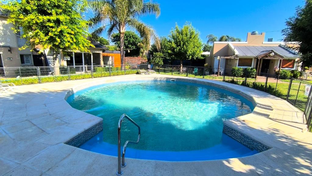 una piscina con acqua blu in un cortile di Vía Verde a Gualeguaychú