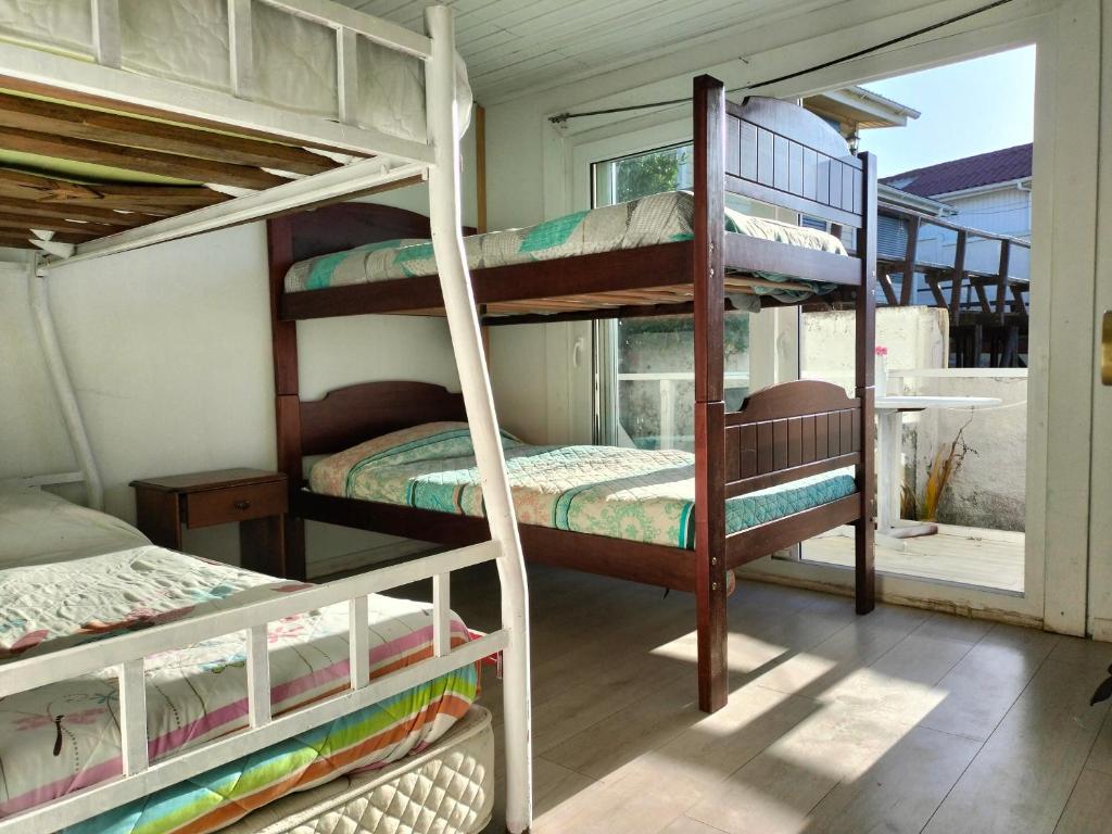 Postel nebo postele na pokoji v ubytování The Ocean Hostel