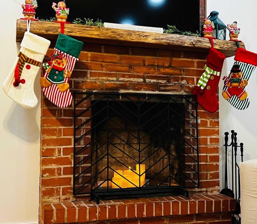 Elle comprend une cheminée ornée de décorations de Noël. dans l'établissement Southern Pines Gem with 2 Master-King Suites, à Southern Pines