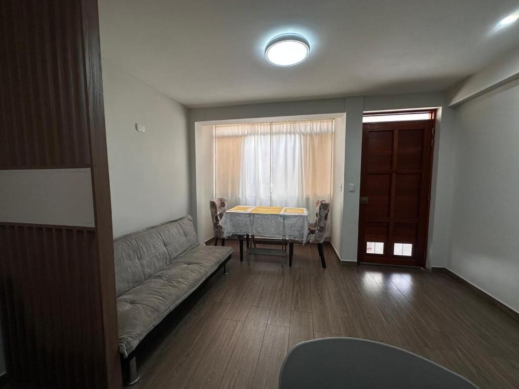 un soggiorno con un divano e un tavolo di Mn Depa en San Bartolo a San Bartolo