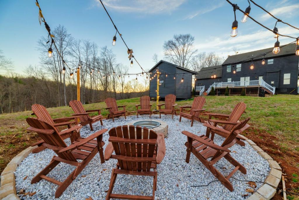 een groep stoelen rond een vuurplaats bij Hilltop Hideaway - Pool - Jacuzzi - Ping Pong - 12 guests - Fireplace - Mountain Views - Pets are allowed by request in Roseland