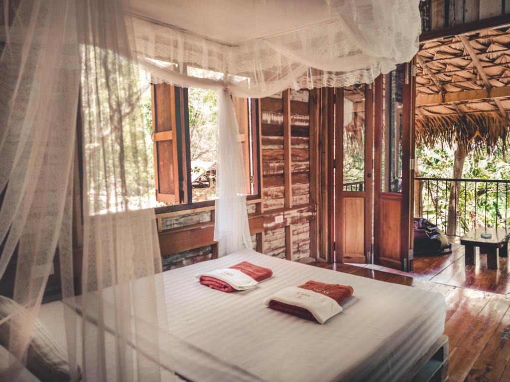 Nature Hill - Deluxe Double Room With Fan(2 Adults + 1 Child)