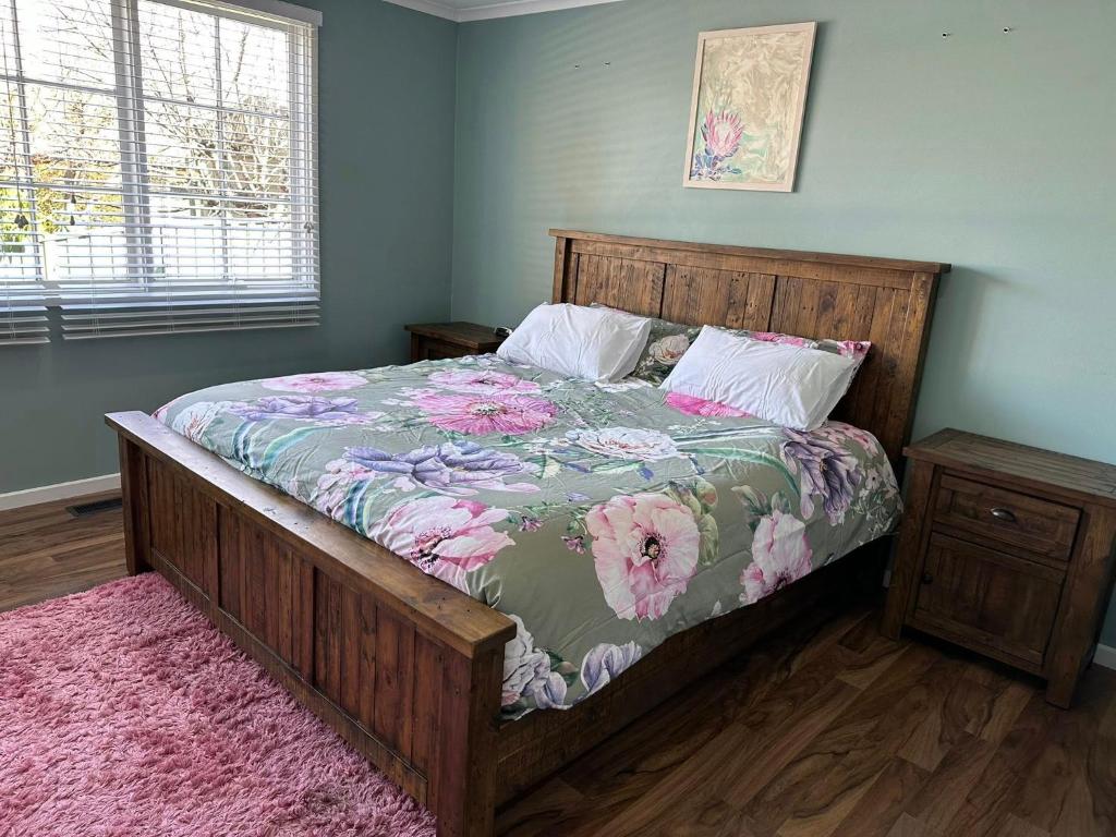 En eller flere senge i et værelse på Spacious family retreat in Melba