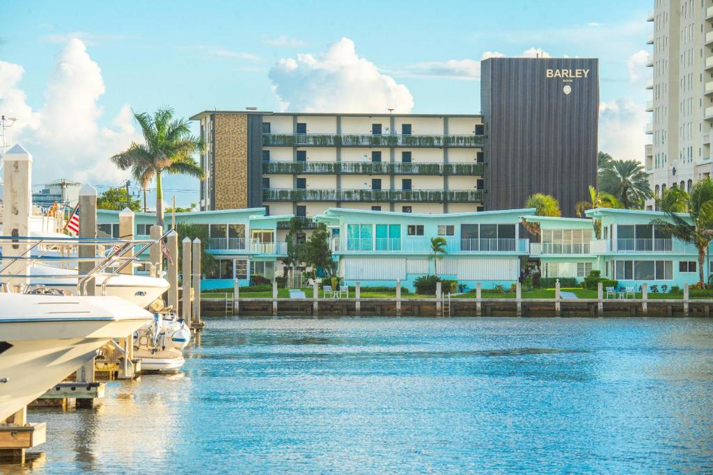 Výhled na řeku, která protéká v blízkosti hotelu