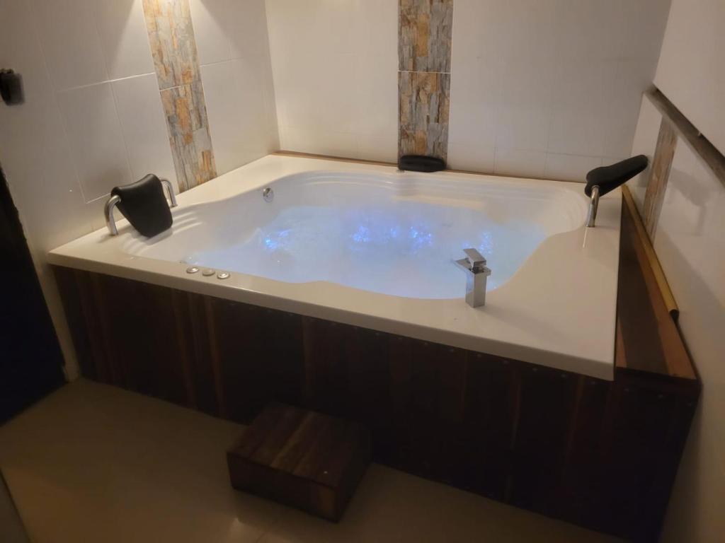 een bad met een kraan in de badkamer bij Hotel Plazuela Real in Barrancabermeja