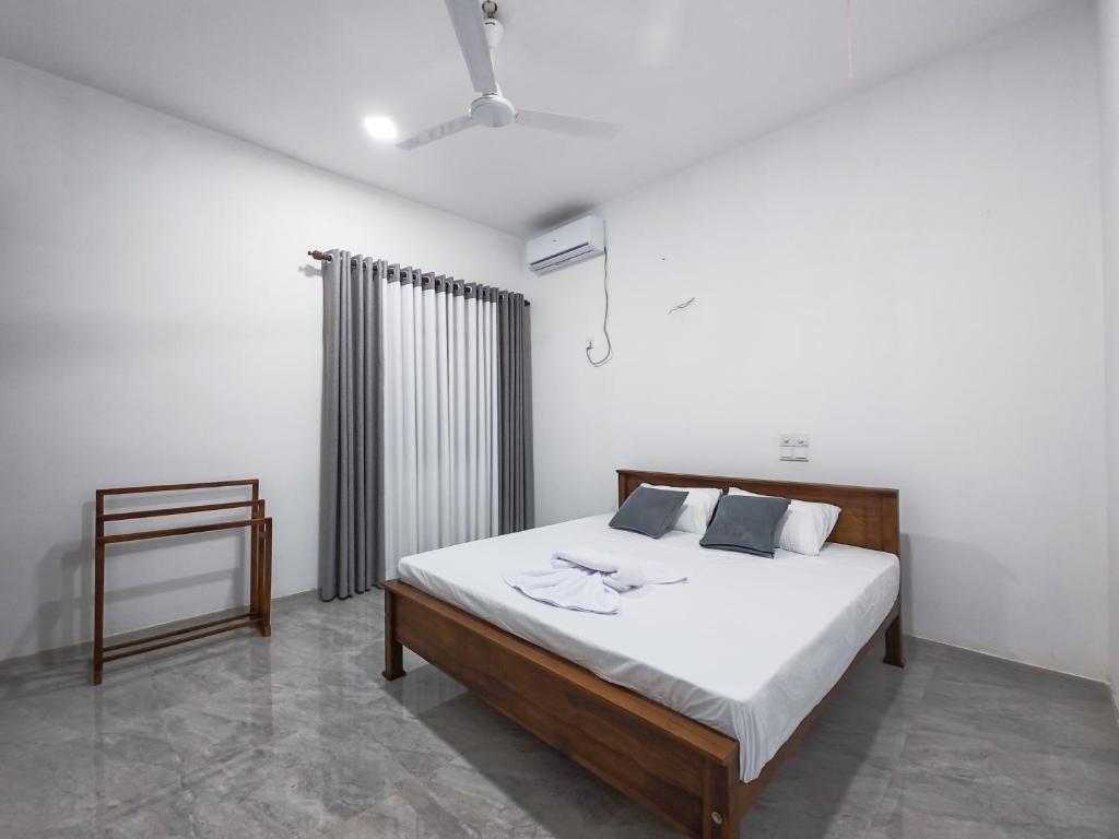 Giường trong phòng chung tại Charming Retreat