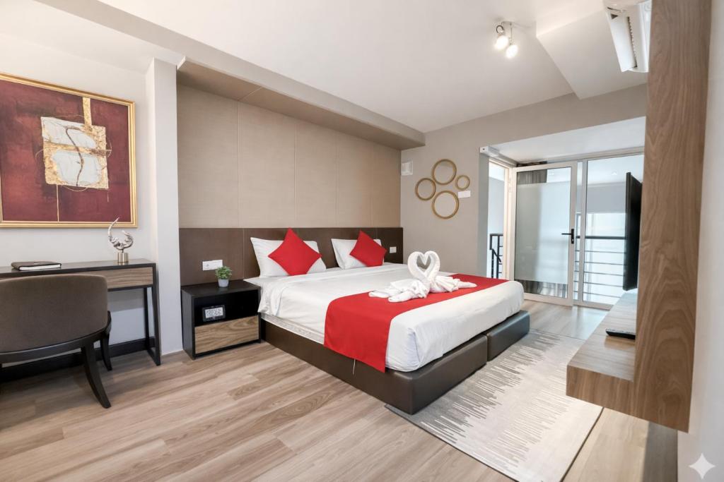 une chambre avec un lit, un bureau et une chaise dans l'établissement Maritime Suites High-Floor full Seaview 2BR in Georgetown Pool Gym, à George Town