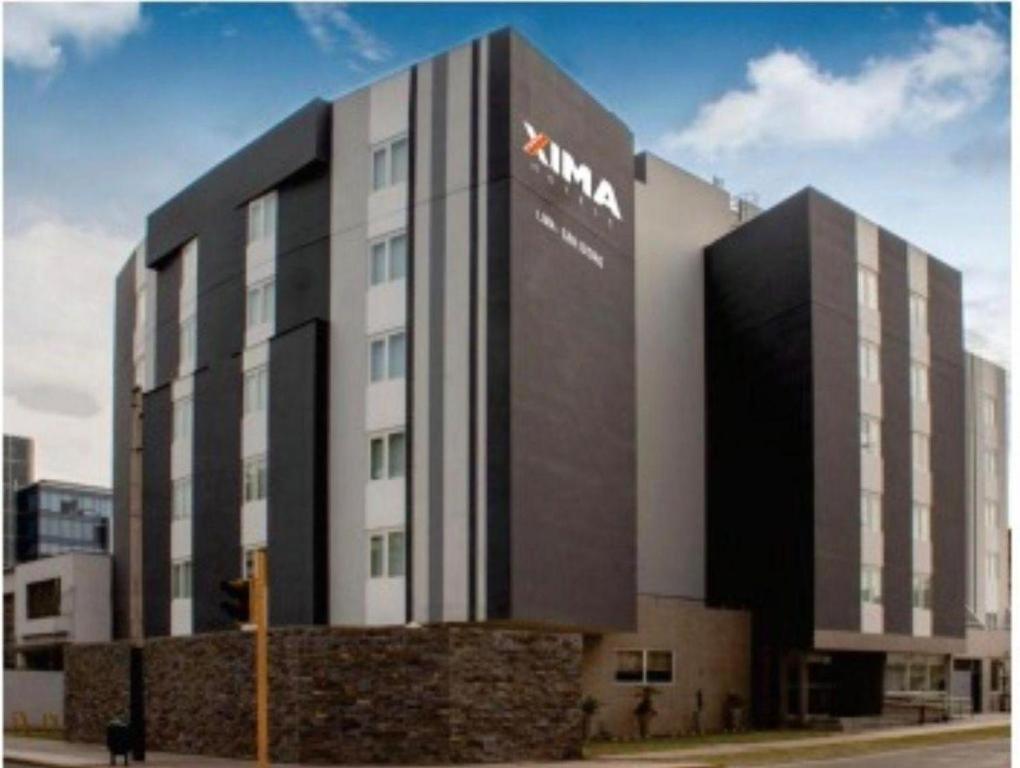 un edificio con un cartello sul lato di Xima Lima San Isidro a Lima