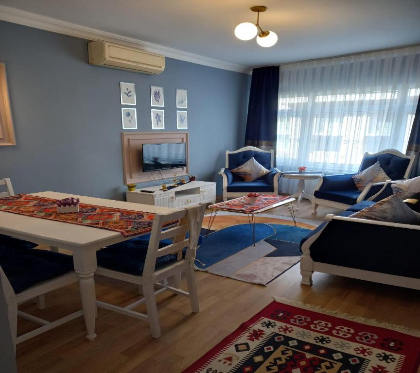een woonkamer met een tafel en een bank bij Emirhan Guesthouse & Suites in Istanbul
