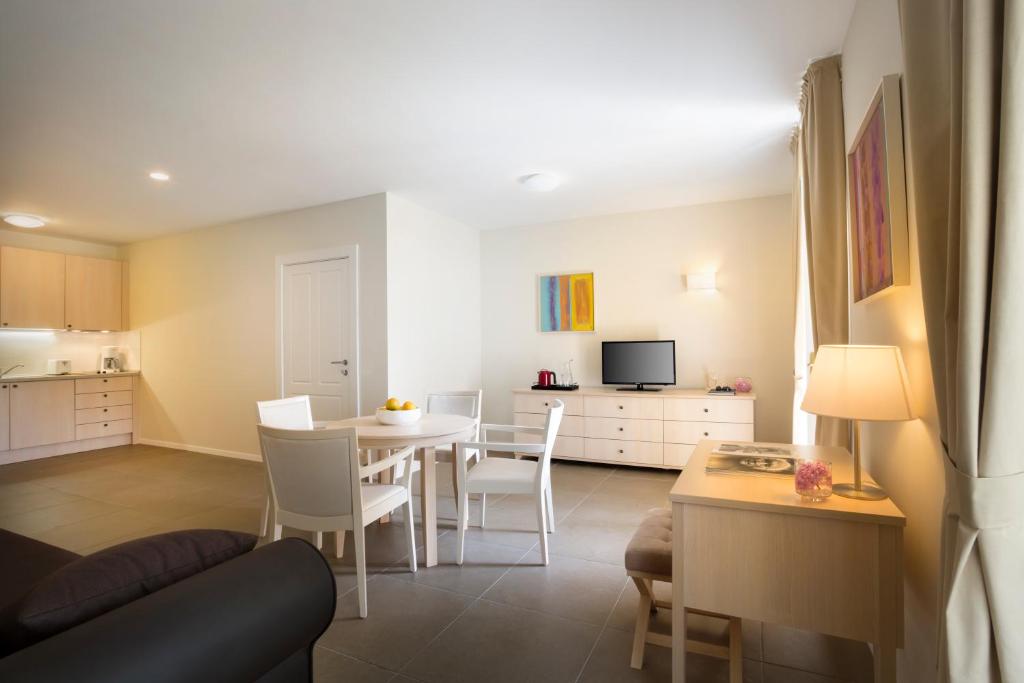 Telewizja i/lub zestaw kina domowego w obiekcie Apartments Belvedere - Liburnia