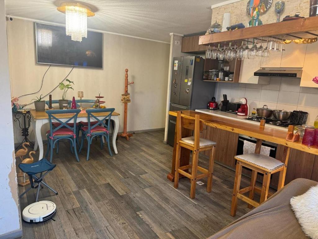 een keuken met een tafel en stoelen in een kamer bij Horizonte Magico in Osorno