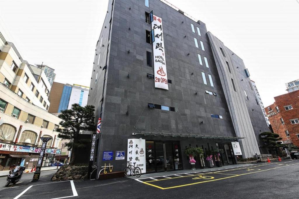 ein Gebäude mit einem Schild an der Seite in der Unterkunft Daesungkwan Hot Spring Hotel in Busan