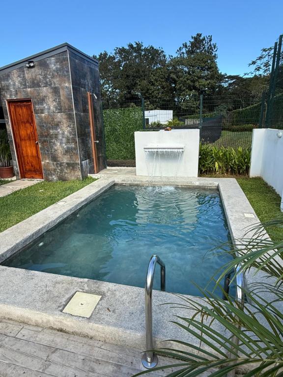 a swimming pool in a yard with a house at Casa kai in Agujas