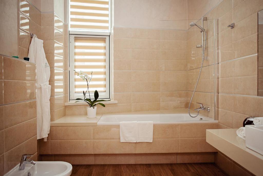 Hotel Versailles - One-Bedroom Suite