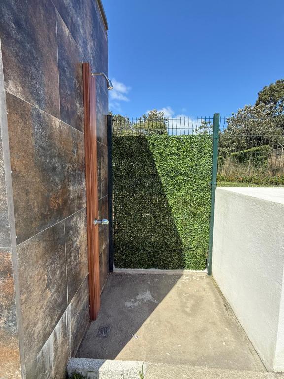 a door in a wall with a hedge at Casa kai in Agujas