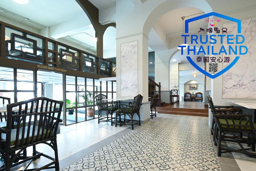 een restaurant met stoelen en een bord met de tekst 'Trusted Thailand' bij The Krungkasem Srikrung Hotel in Bangkok