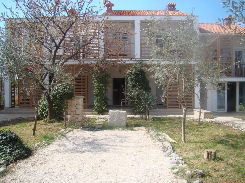 uma casa com árvores em frente em Villa Lipa em Zadar