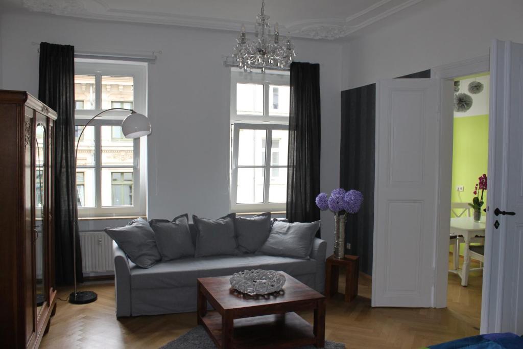 a living room with a couch and a table at Ferienwohnung Hecht in Leipzig