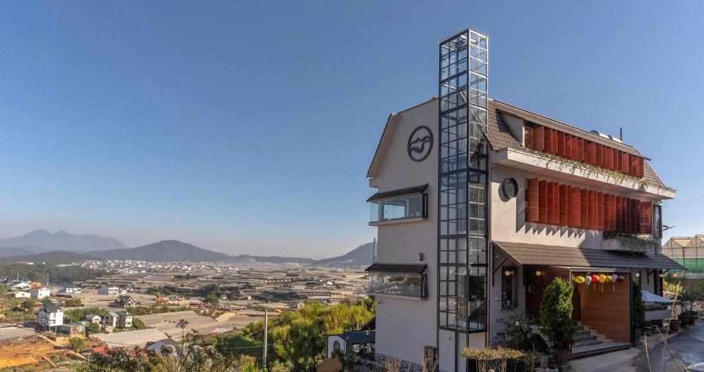 Cảnh núi rừng hoặc tầm nhìn ra núi từ khách sạn