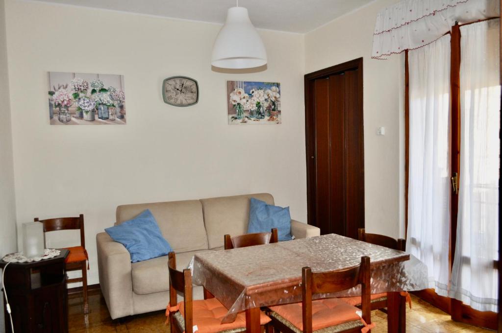 un soggiorno con un divano e un tavolo di Simo House a Follonica