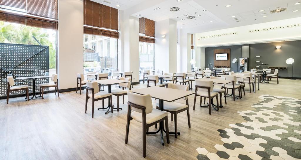 Reštaurácia alebo iné gastronomické zariadenie v ubytovaní Ilunion Valencia 3