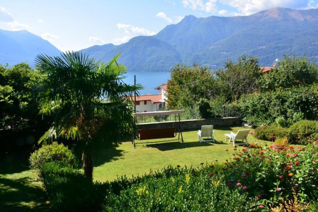ベッラーノにあるCasa Gibiseoの湖と山の景色を望む家