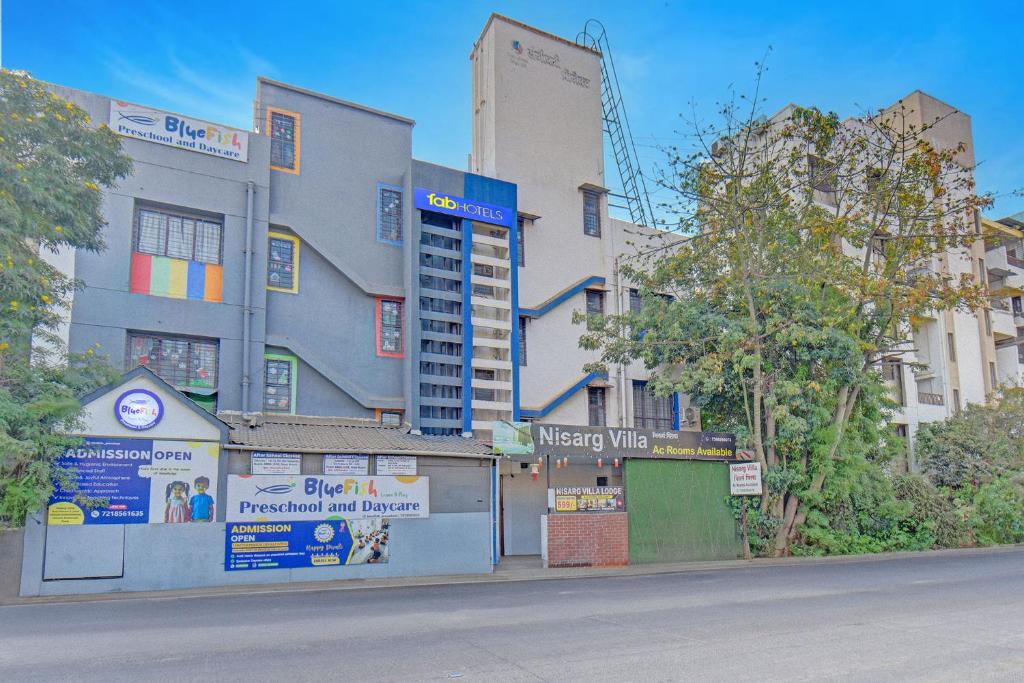 un bâtiment dans une rue de la ville avec des bâtiments dans l'établissement FabHotel Nisarg Villa, à Pune