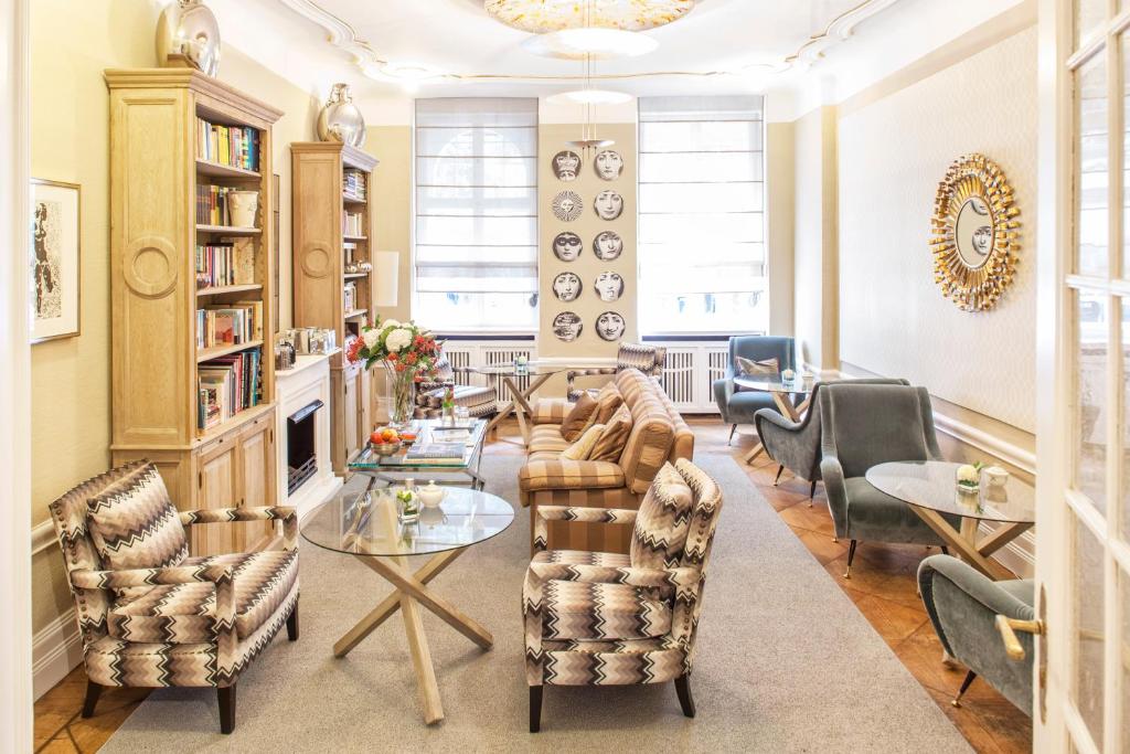 a living room with chairs and a table at Hotel Elba am Kurfürstendamm - Design Chambers in Berlin