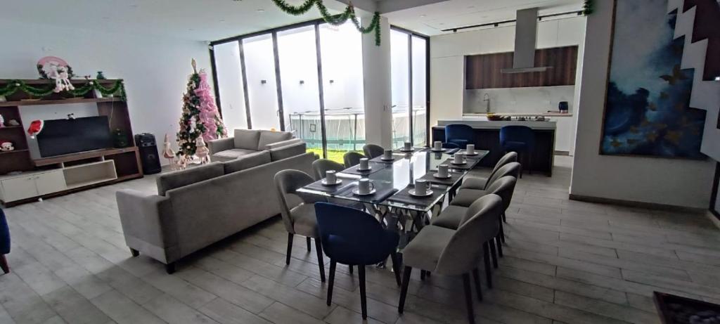 een eetkamer met een lange tafel en stoelen bij House - Huanchaco in Huanchaco