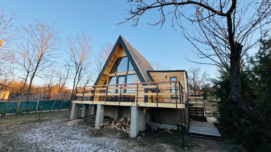 een klein huisje met een mansardedak en een trap bij IezerVenture Cabins - Chiang Rai in FierbinÅ£i